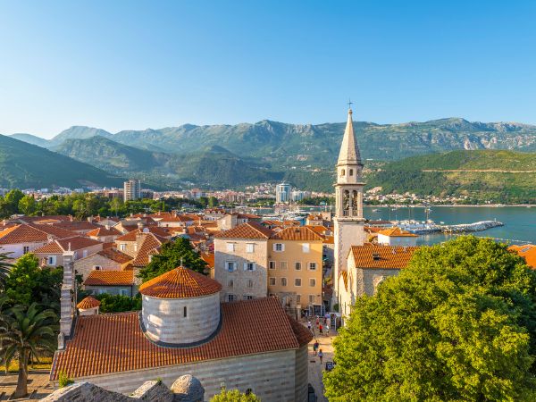 Vecchie strade, case in pietra e Chiesa della città di Budva