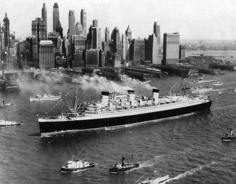 la Queen Mary entra nel porto di New York all'inizio del secolo scorso