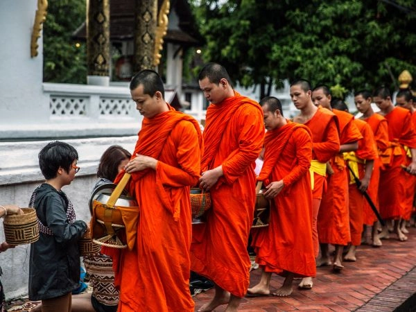 Assistere al Tak Bat, la tradizionale raccolta di offerte dei monaci a Luang Prabang