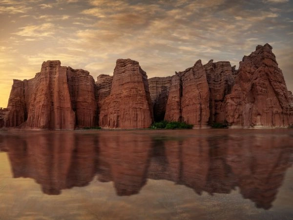 Attraversare i paesaggi di Cafayate tra canyon rossi e vigneti argentini