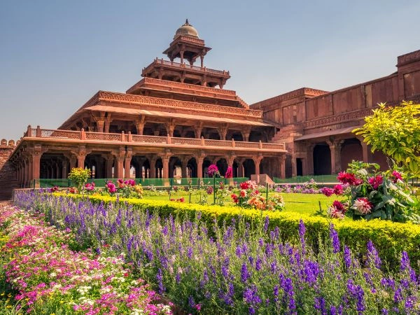 Esplorare Fatehpur Sikri tra palazzi moghul e antiche architetture in arenaria rossa