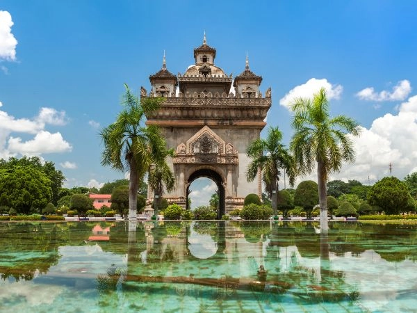 Esplorare Vientiane tra templi buddhisti, mercati locali e architettura laotiana