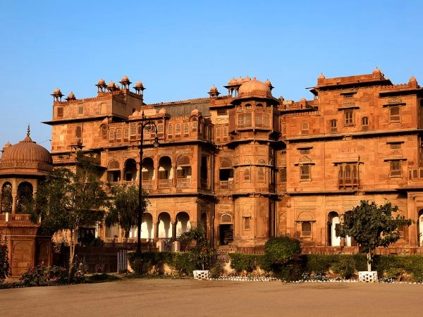 Esplorare il cortile del Junagarh Fort a Bikaner tra architetture decorate e storia del Rajasthan