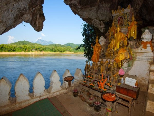 Esplorare le grotte di Pak Ou con migliaia di statue buddhiste del Laos