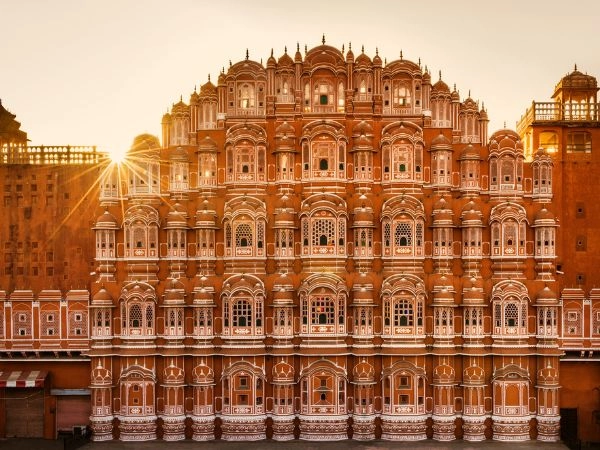 Fotografare l’Hawa Mahal di Jaipur con la sua iconica facciata rosa e le finestre decorate