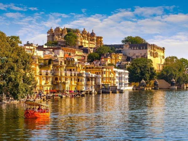 Navigare sul Lago Pichola a Udaipur con palazzi storici e scorci romantici