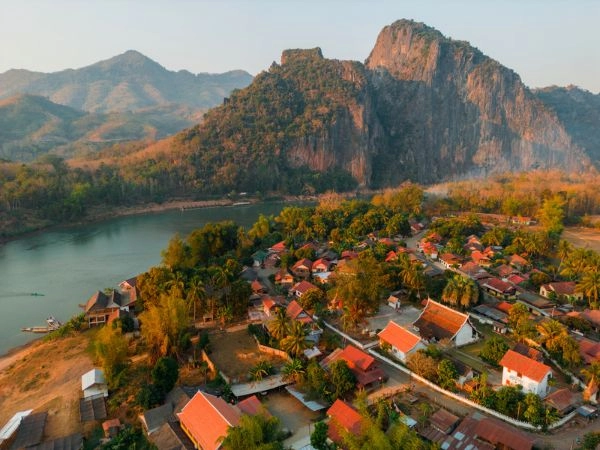 Navigare sul Mekong a Luang Prabang tra templi dorati e paesaggi fluviali