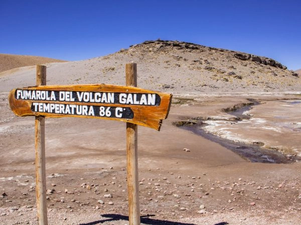 Osservare le fumarole del vulcano Galán tra vapori e paesaggi d’alta quota dell’Argentina