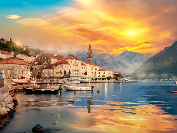 Passeggiare a Perast tra palazzi veneziani e scorci sulla baia di Kotor