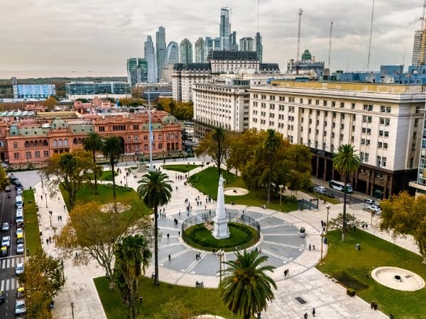 Passeggiare per Buenos Aires tra viali eleganti, caffè storici e atmosfere tanguere