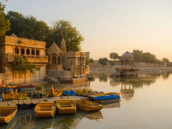 Passeggiare sulle rive del Lago Gadisar a Jaisalmer tra templi e padiglioni storici