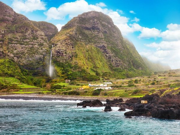 Raggiungere le cascate di Fajã Grande sull’isola di Flores, immerse nel verde delle Azzorre