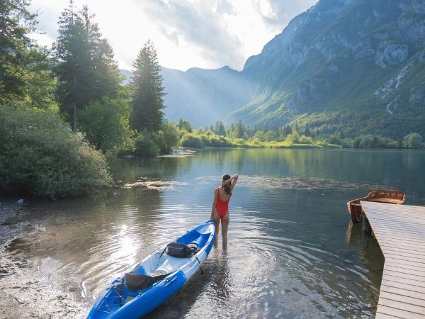 Rilassarsi sulle rive del Lago Bohinj con acque cristalline e montagne alpine