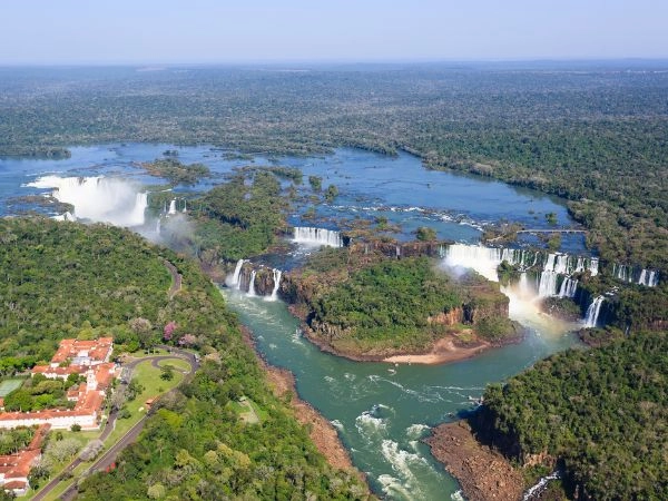 Ammirare le cascate di Iguazú tra salti d’acqua spettacolari e foresta subtropicale argentina
