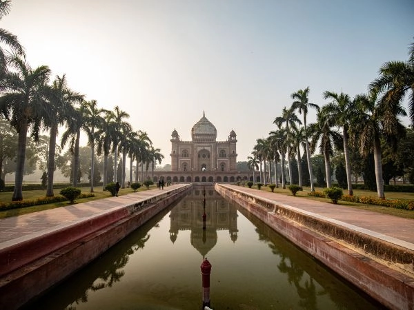 Esplorare Delhi tra monumenti storici, mercati vivaci e templi maestosi