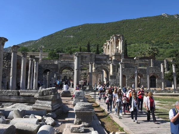 Esplorare Efeso tra rovine romane e antiche strade di marmo