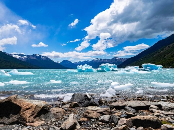 Navigare sul Lago Argentino tra iceberg galleggianti e paesaggi glaciali della Patagonia