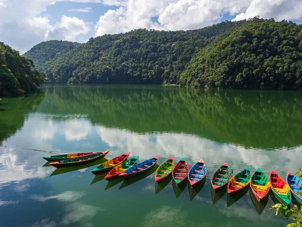 Navigare sul Lago Phewa a Pokhara con vista sulle vette dell’Himalaya