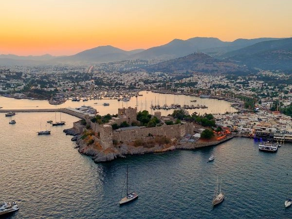 Passeggiare a Bodrum tra case bianche, porto turistico e castello sul mare