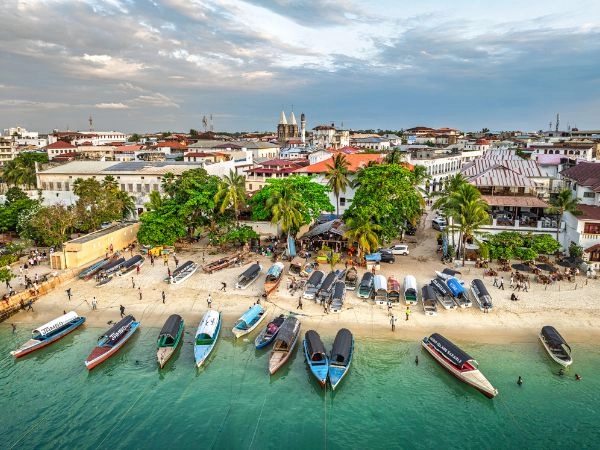 Passeggiare a Stone Town tra vicoli storici, porte intagliate e architettura swahili