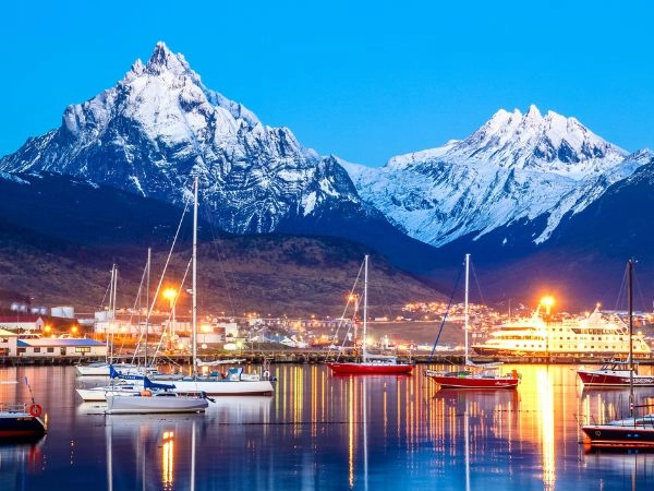 Raggiungere Ushuaia tra montagne andine, canali australi e paesaggi della Terra del Fuoco