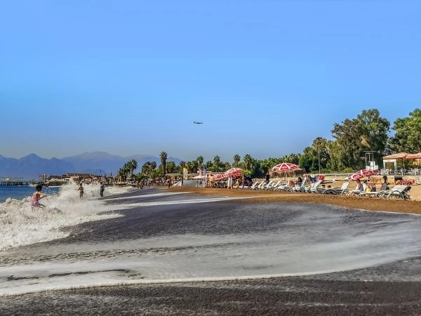 Rilassarsi a Lara Beach con sabbia dorata e acque turchesi della costa turca