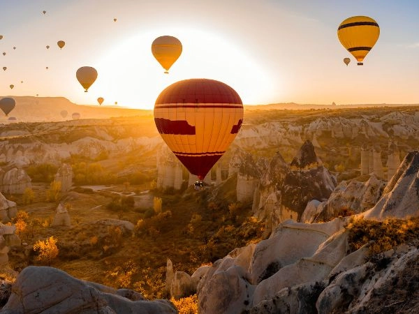 Sorvolare la Cappadocia in autunno in mongolfiera all’alba tra camini delle fate e valli rocciose