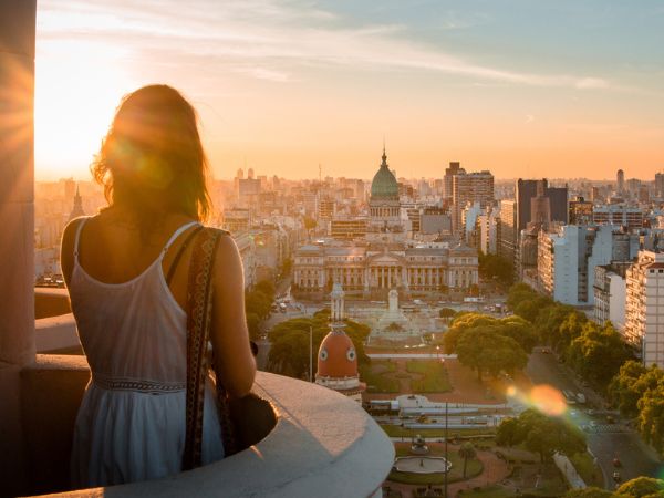 Vista panoramica di Buenos Aires con grattacieli e architettura urbana al tramonto