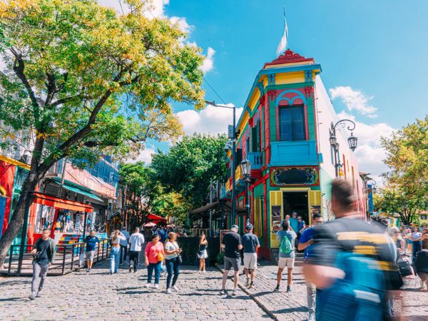 Strada colorata del quartiere La Boca con case vivaci e atmosfera culturale