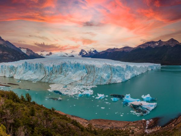 Ghiacciaio Perito Moreno che si estende tra le montagne della Patagonia argentina