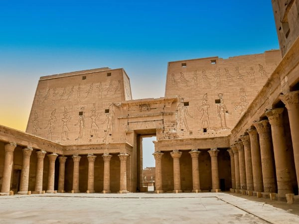 Ammirare il Tempio di Edfu, uno dei santuari meglio conservati dell’antico Egitto