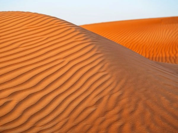Attraversare il deserto di Ras Al Khaimah tra dune dorate e paesaggi sconfinati