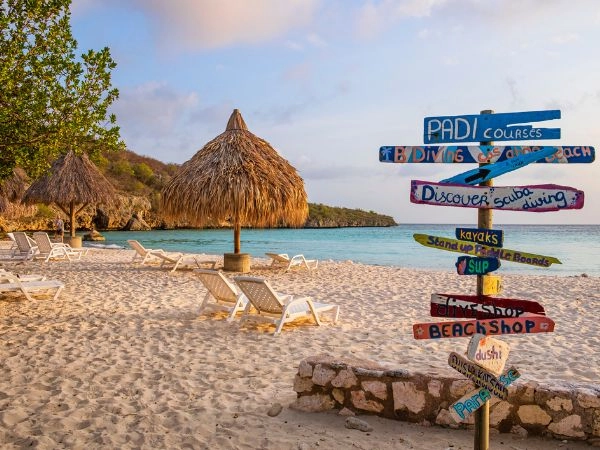 Esplorare Curaçao tra spiagge caraibiche, case colorate e baie dalle acque turchesi