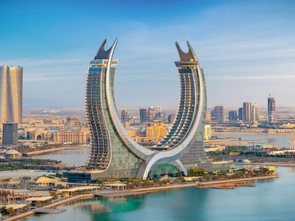 Esplorare Doha tra grattacieli moderni, souq tradizionali e lungomare panoramico