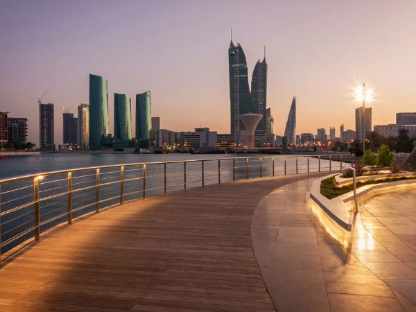 Esplorare il Bahrein tra fortezze storiche, souq tradizionali e moderni grattacieli affacciati sul mare