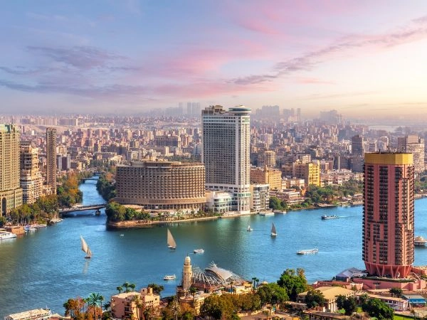 Esplorare il Cairo tra moschee storiche, bazar tradizionali e monumenti millenari