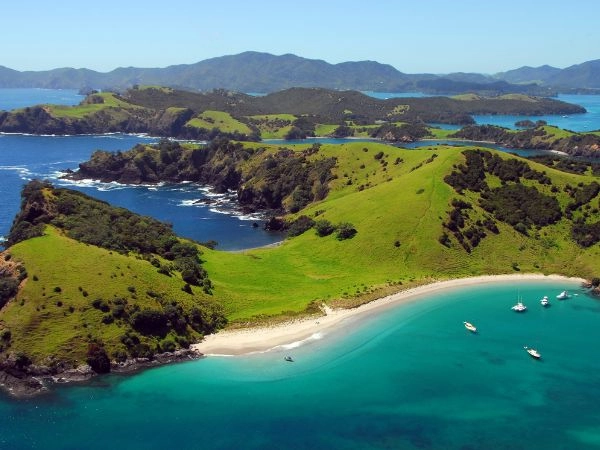 Navigare nella Bay of Islands tra baie riparate, isole verdi e acque turchesi della Nuova Zelanda