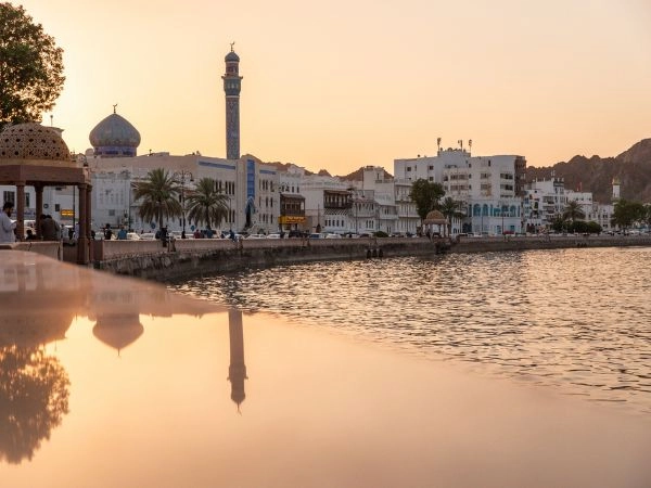 Passeggiare a Muttrah tra il souq tradizionale, il lungomare e le case storiche dell’Oman