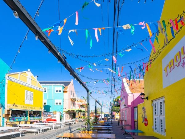 Passeggiare a Pietermaai tra case coloniali colorate, caffè e locali sul lungomare di Curaçao 