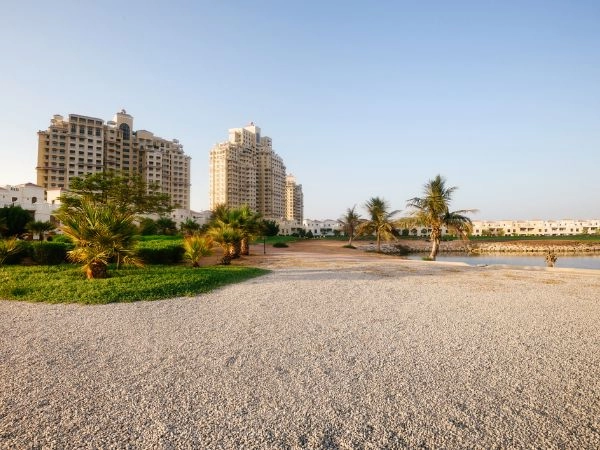 Passeggiare lungo Al Hamra Beach tra sabbia dorata e scorci sulla costa omanita