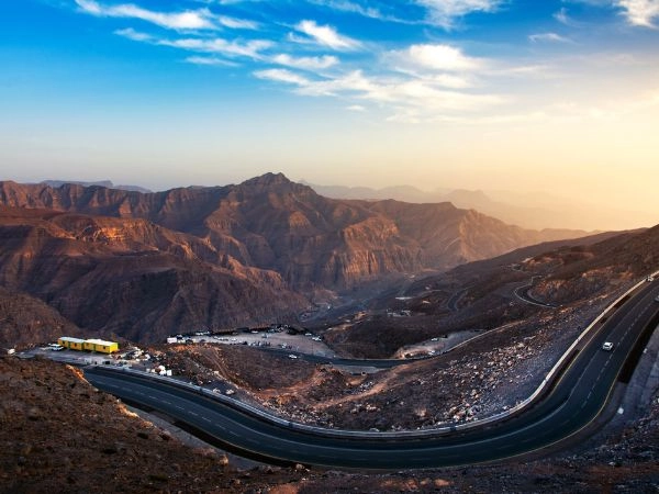 Percorrere le strade panoramiche di Jebel Jais tra montagne rocciose e viste sul Golfo Persico