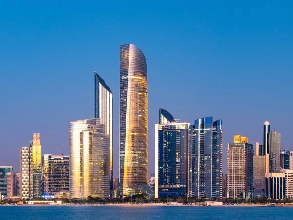 Scoprire Abu Dhabi tra la Grande Moschea dello Sceicco Zayed, palazzi imponenti e architetture contemporanee