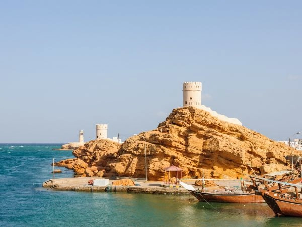 Scoprire Sur tra cantieri tradizionali di dhow, torri di guardia e atmosfere marinare dell’Oman