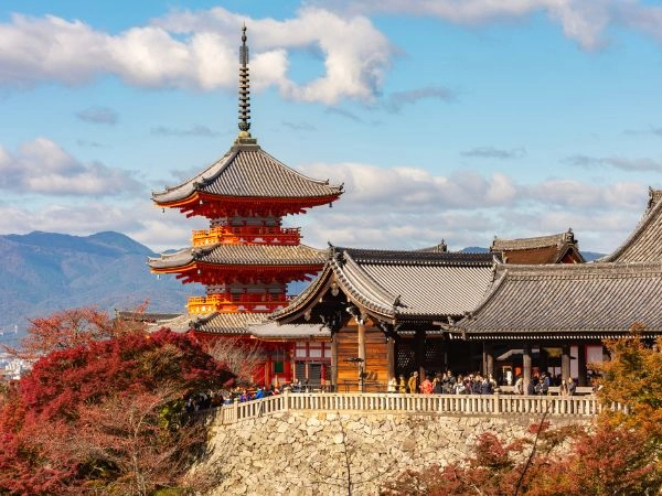 Esplorare Kyoto tra templi storici, giardini zen e tradizionali case giapponesi