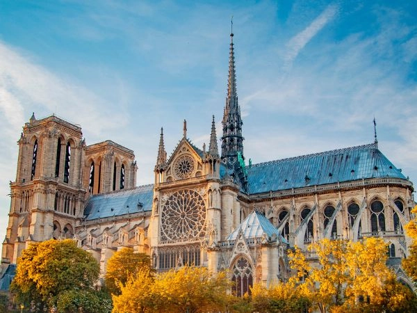 Ammirare la Cattedrale di Notre-Dame a Parigi tra architettura gotica, rosoni e vetrate istoriate