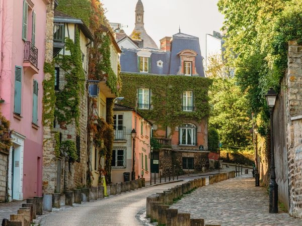 Passeggiare a Montmartre tra vicoli acciottolati, atelier d’artisti e scorci romantici su Parigi
