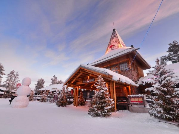 Incontrare Babbo Natale a Rovaniemi tra decorazioni natalizie e atmosfere artiche della Lapponia finlandese