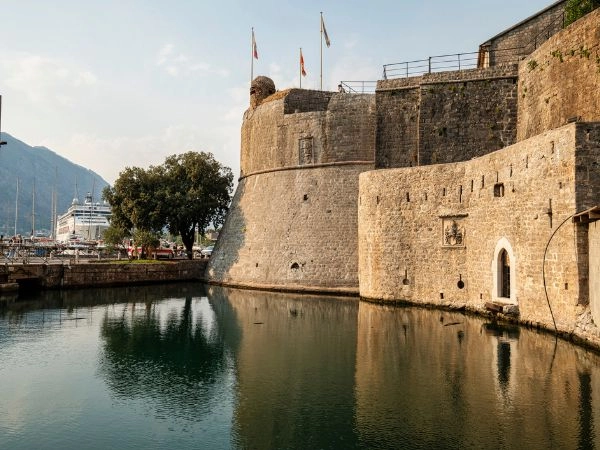 Passeggiare a Kotor tra vicoli medievali, piazze in pietra e scorci sulla baia montenegrina