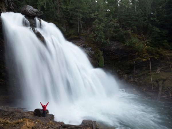 Scoprire Okanagan Falls tra cascate, vigneti e panorami sul lago Skaha