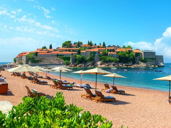 Scoprire Sveti Stefan tra case in pietra, spiagge suggestive e panorami sull’Adriatico montenegrino